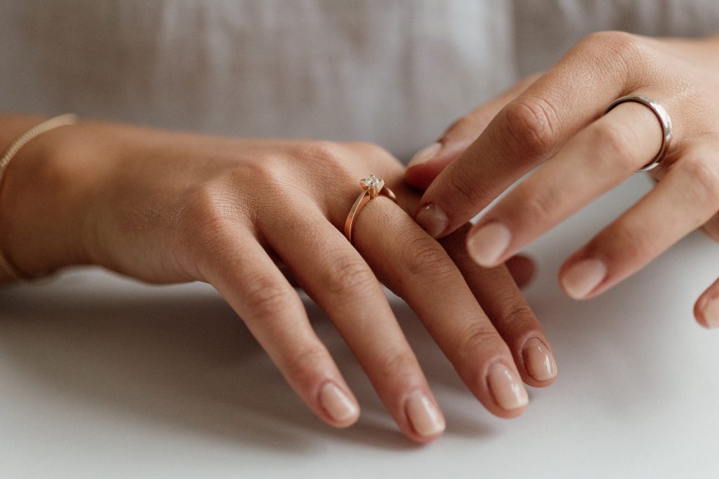 Zlatý prsten s laboratorně vytvořeným diamantem Zlatý prsten s laboratorně vytvořeným diamantem