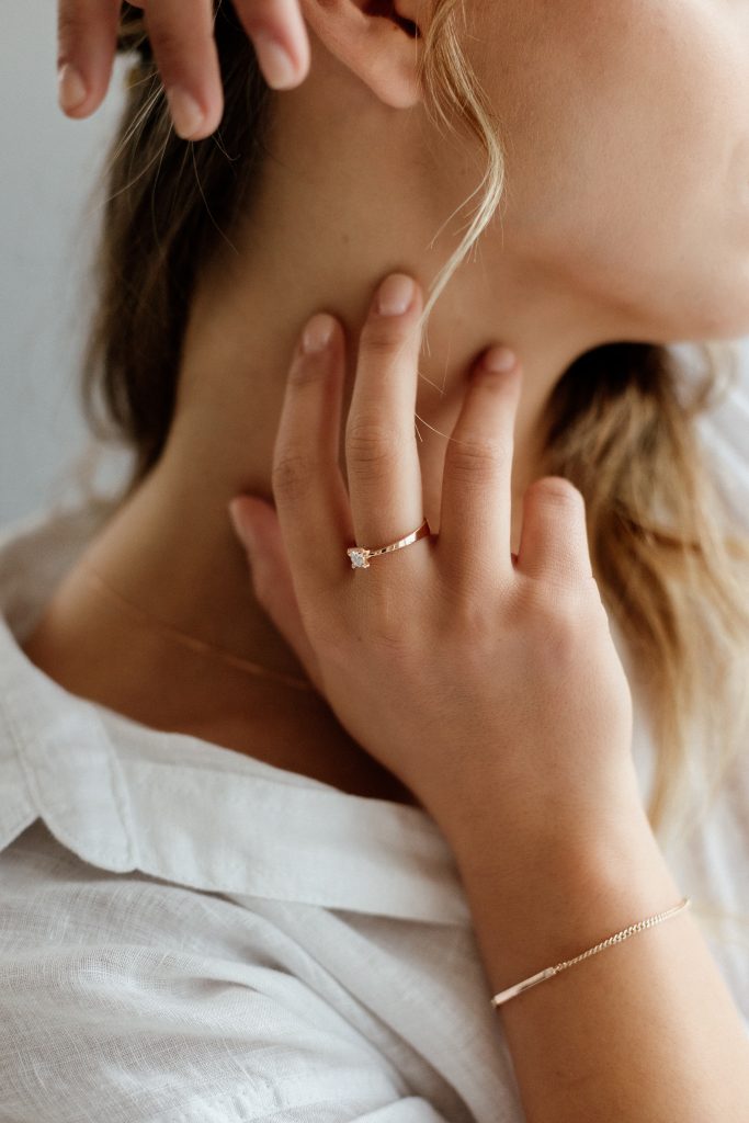 Zlatý prsten s laboratorně vytvořeným diamantem Zlatý prsten s laboratorně vytvořeným diamantem